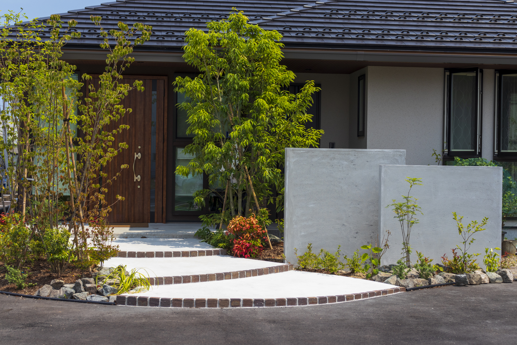 実例】玄関まわりの植栽 - 建てるジャーナル